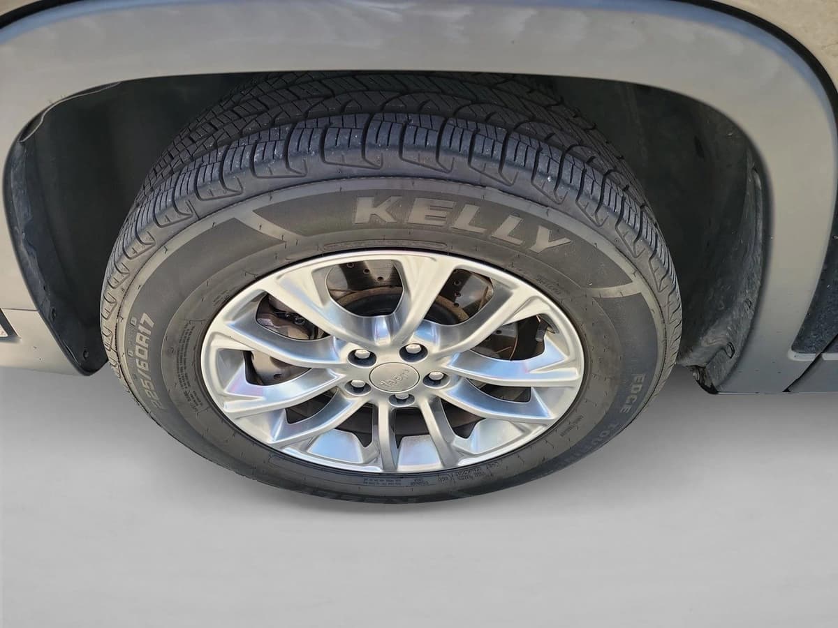 2019 Jeep Cherokee - Image 8