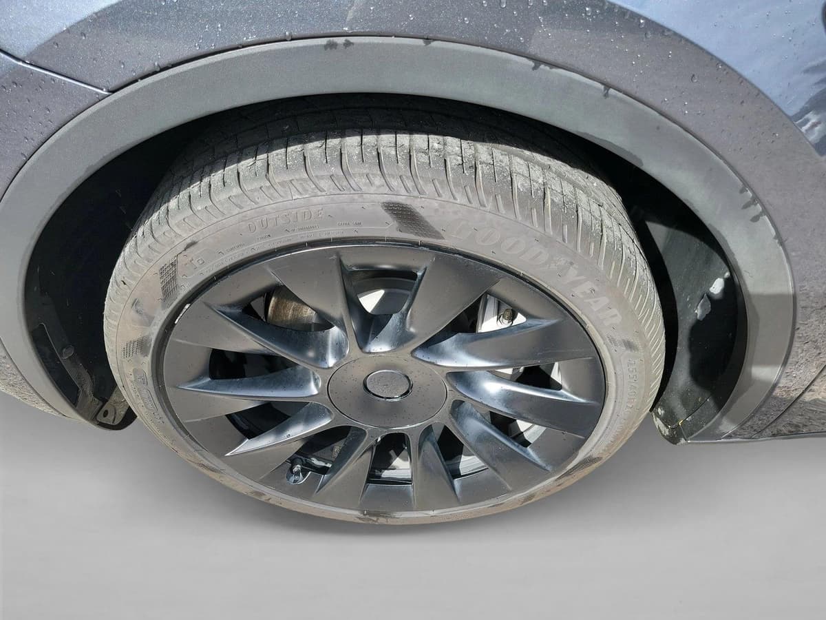 2023 Tesla Model Y - Image 8