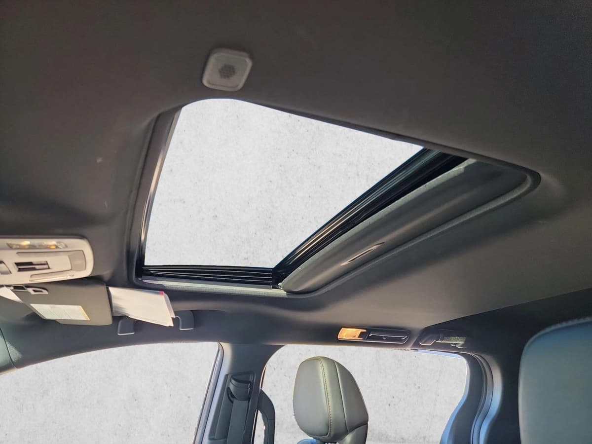 2025 Toyota Sienna - Image 18