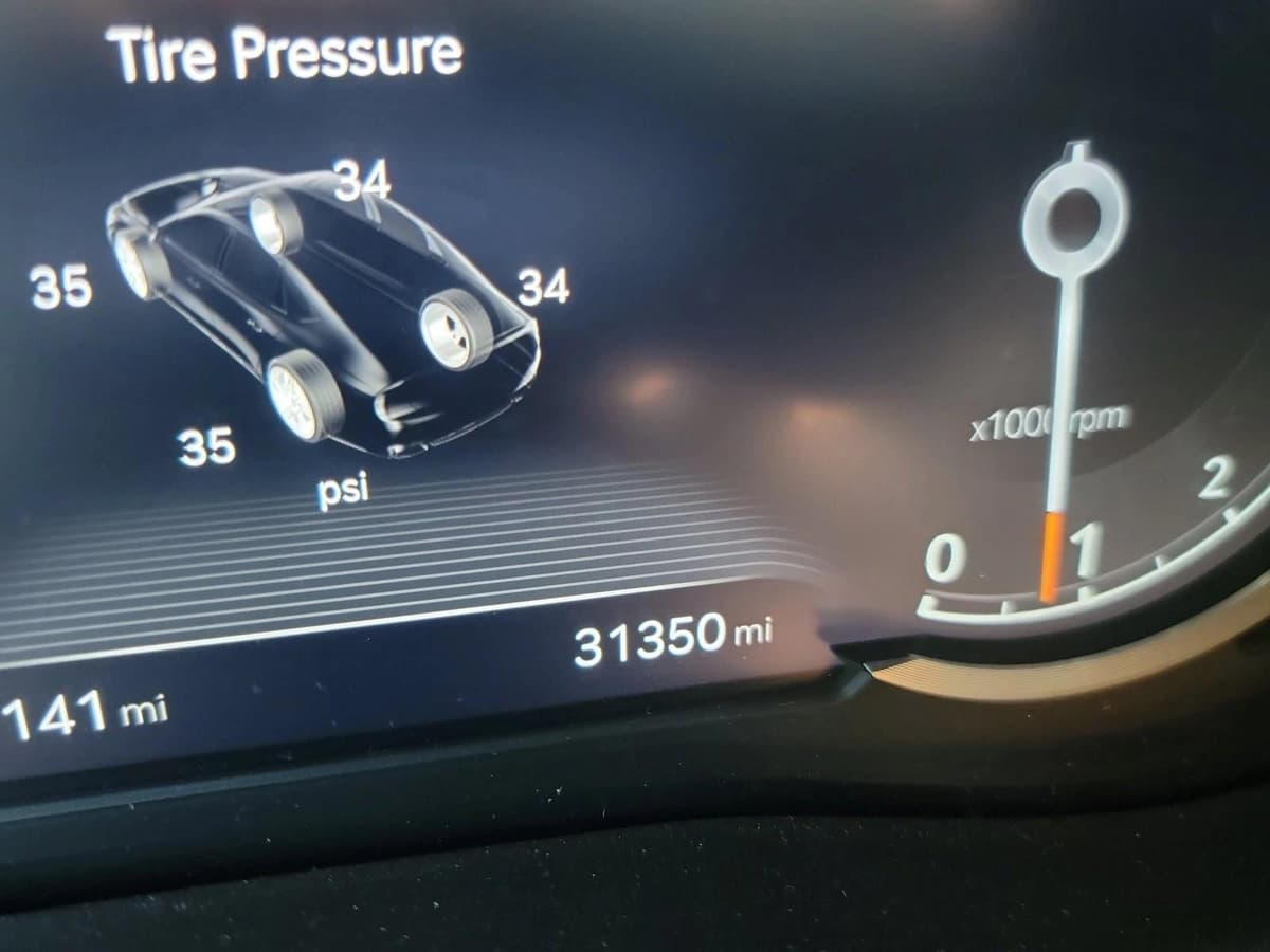 2023 Genesis G70 - Image 19