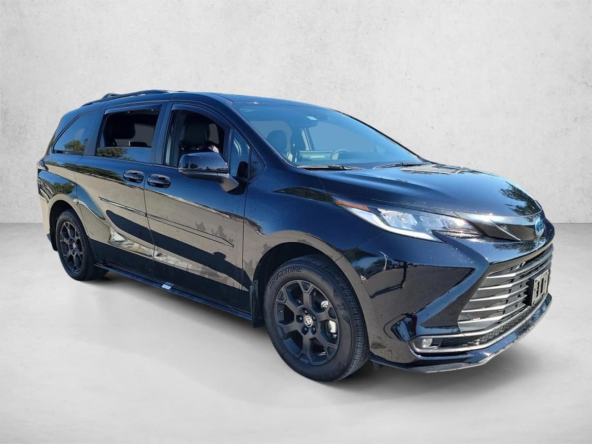 2025 Toyota Sienna - Image 3