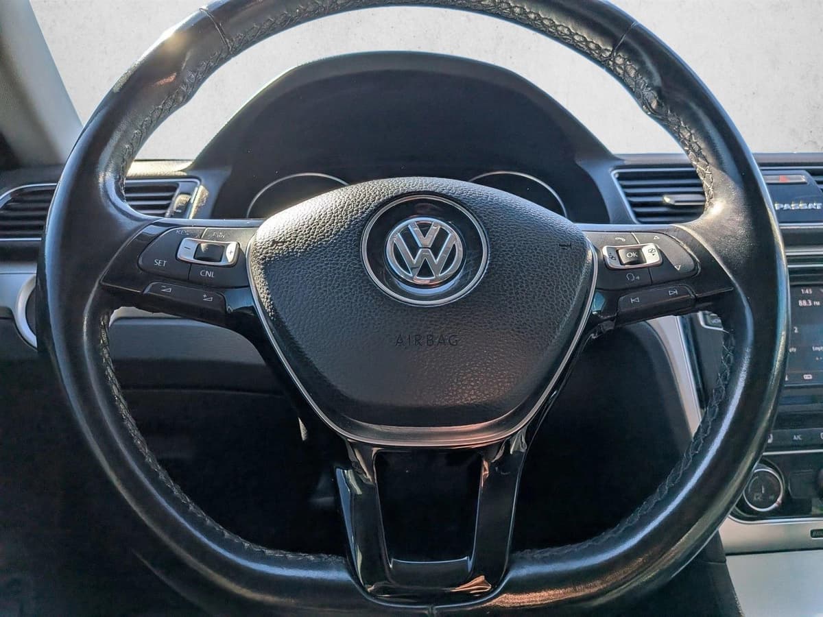 2019 Volkswagen Passat - Image 14