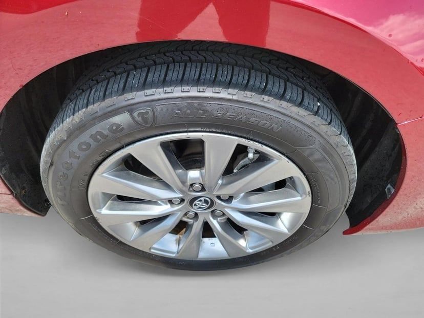 2016 Toyota Camry Hybrid - Image 10