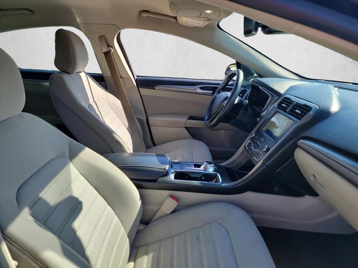 2020 Ford Fusion - Image 15