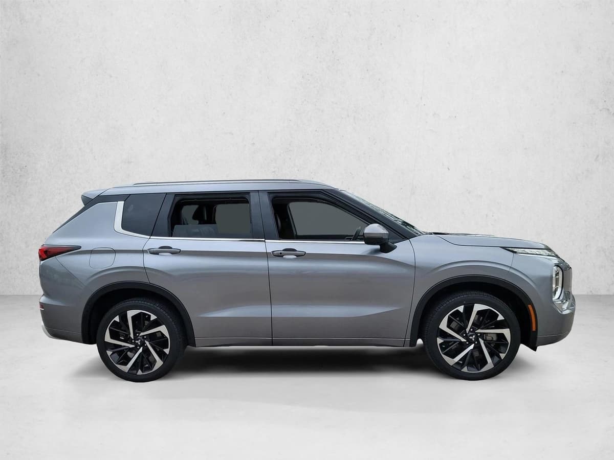 2024 Mitsubishi Outlander - Image 3