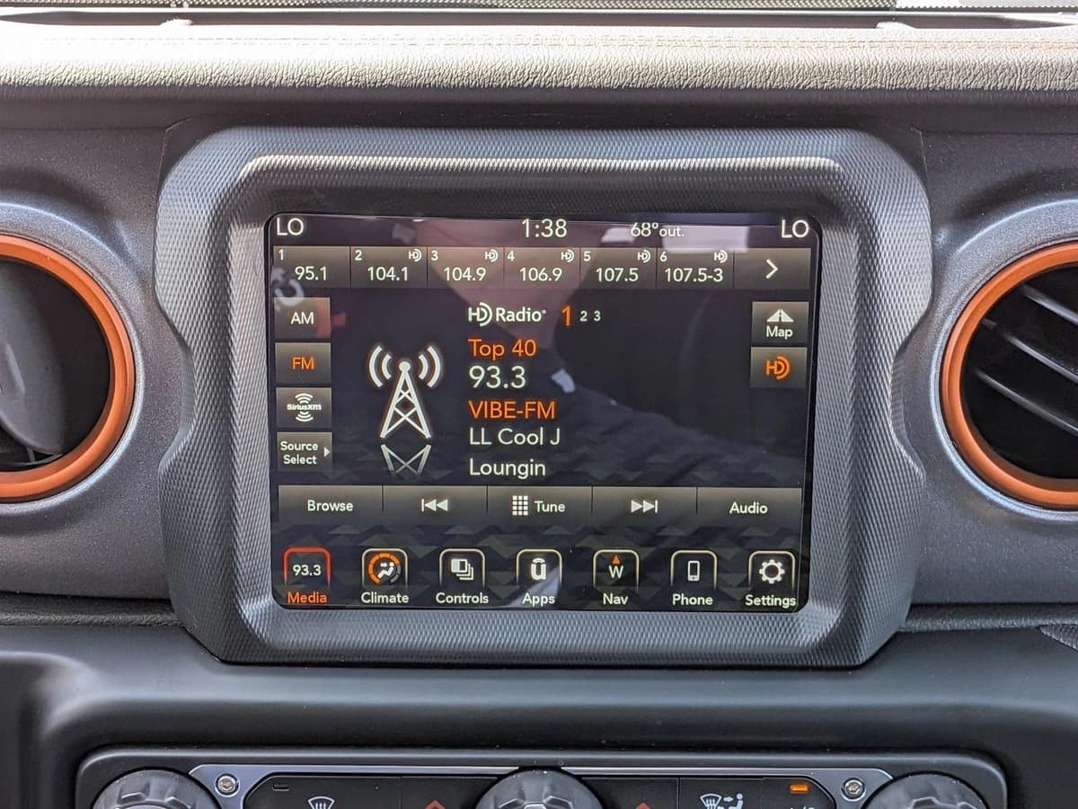 2023 Jeep Gladiator - Image 12