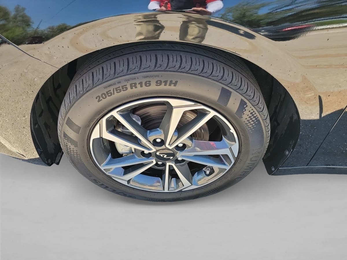 2024 Kia Forte - Image 9