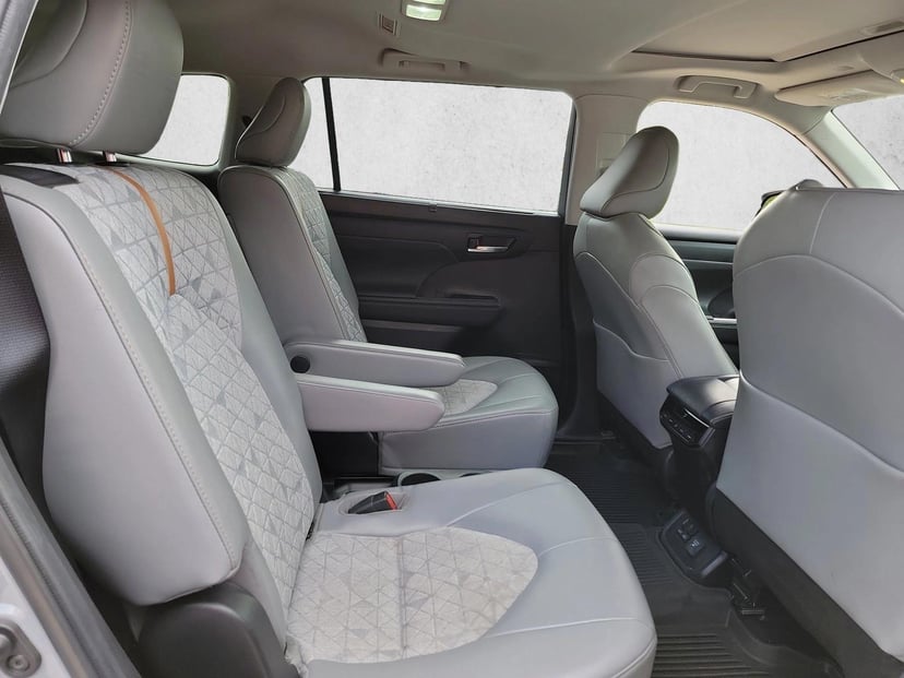 2022 Toyota Highlander Hybrid - Image 15