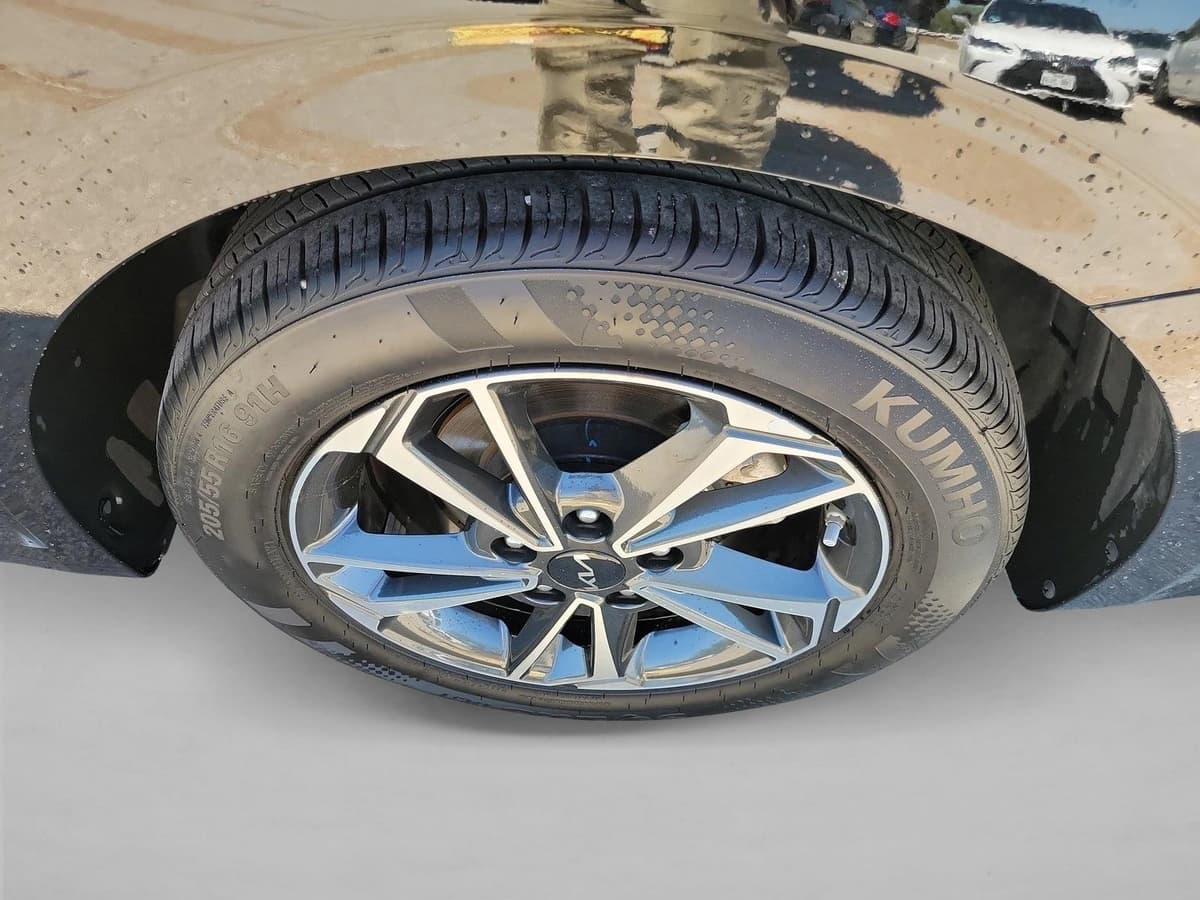 2024 Kia Forte - Image 12