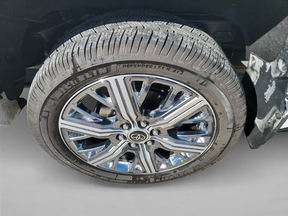 2023 Toyota Sequoia - Image 12