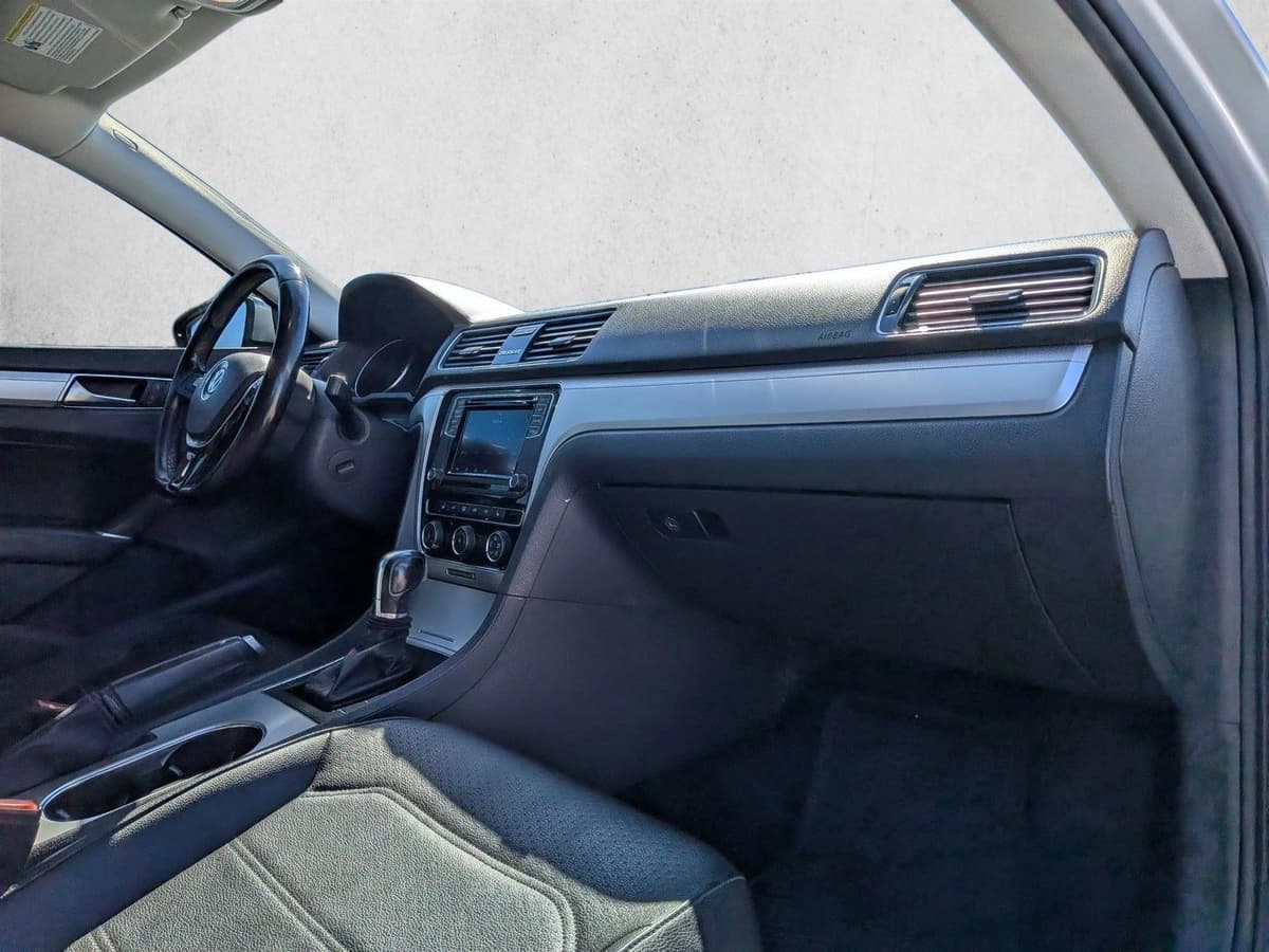 2019 Volkswagen Passat - Image 22