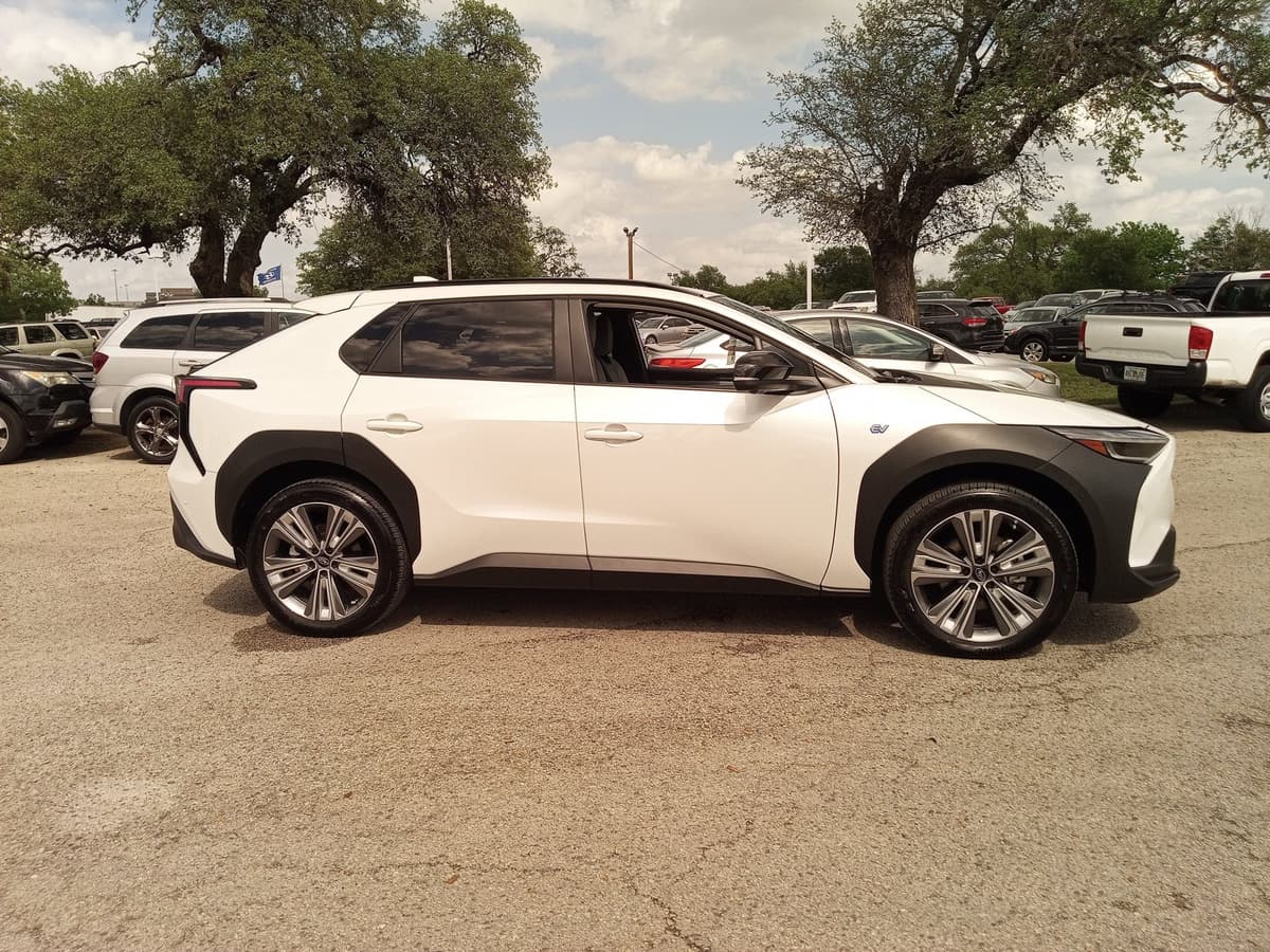 2025 Subaru Solterra - Image 4