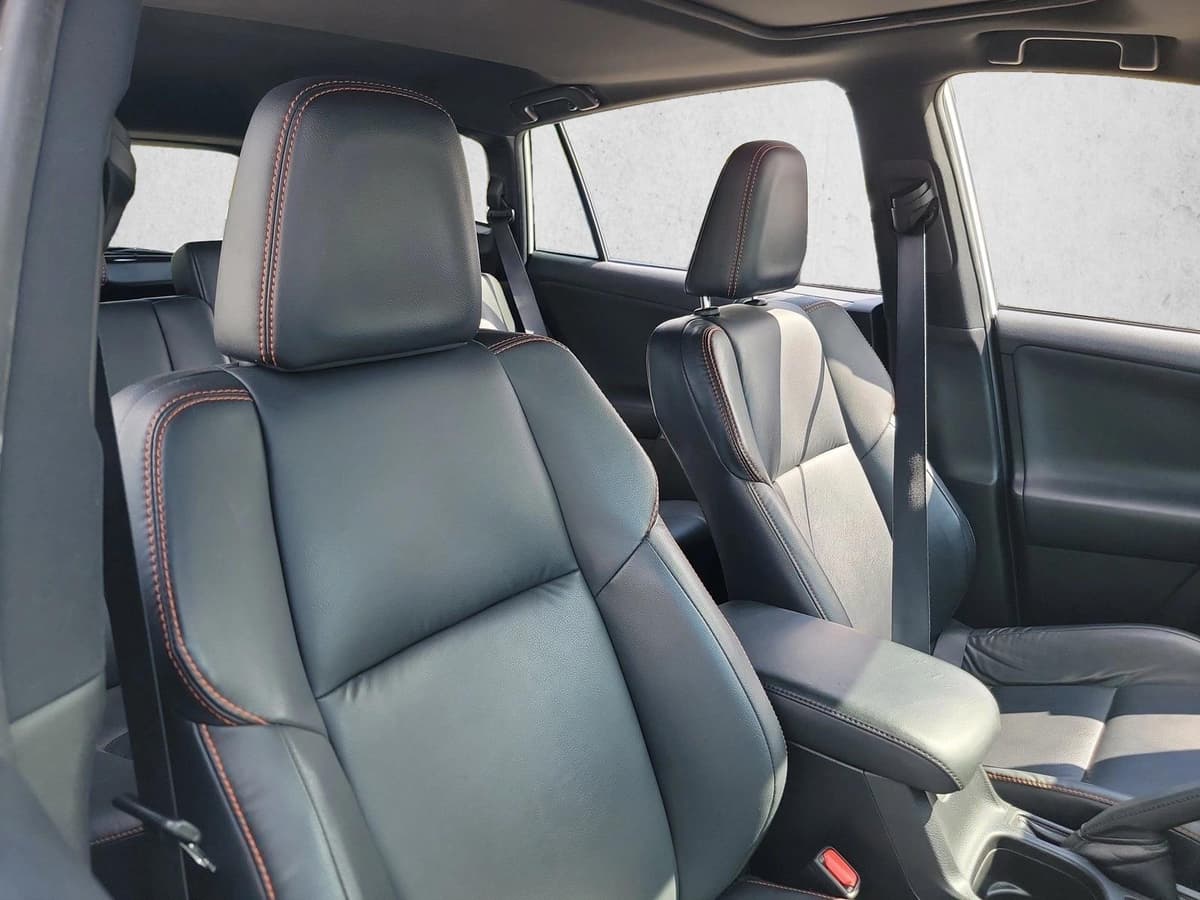 2016 Toyota RAV4 - Image 12