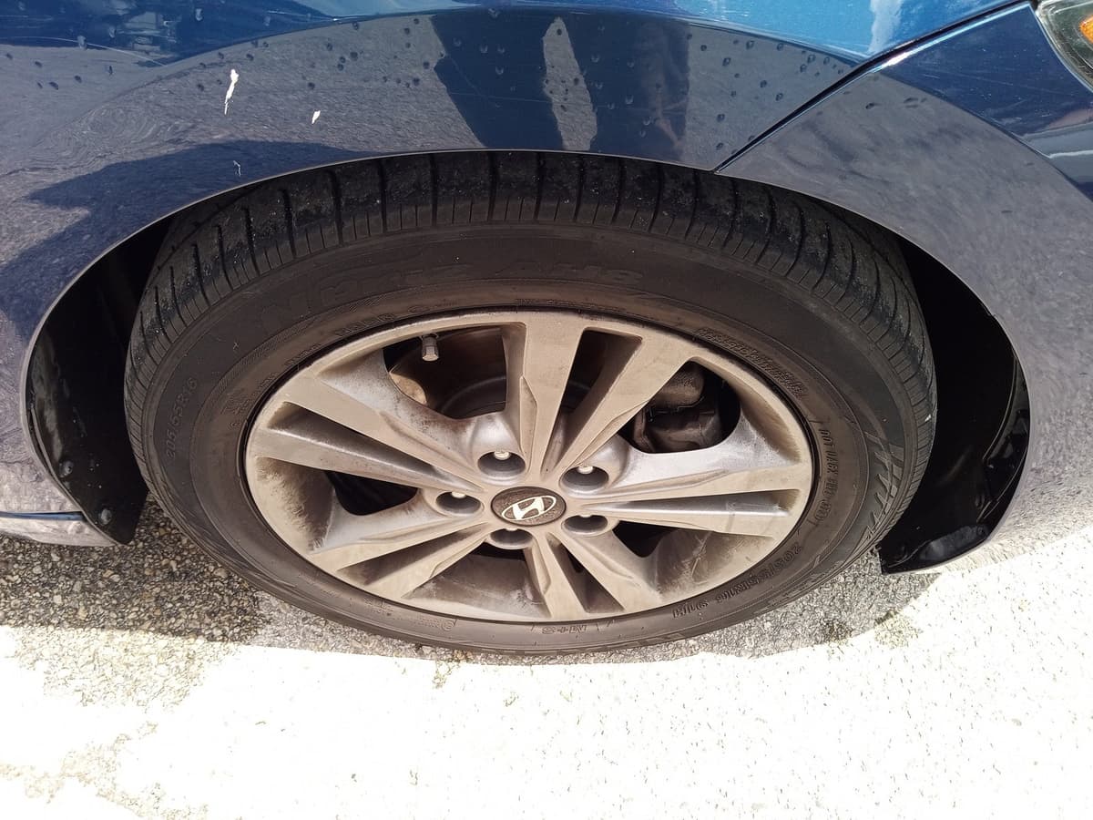 2017 Hyundai Elantra - Image 10