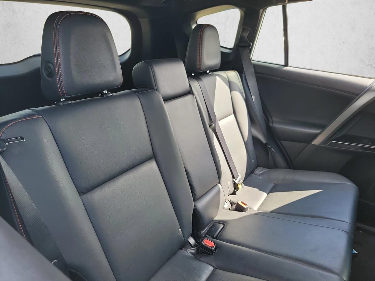 2016 Toyota RAV4 - Image 13