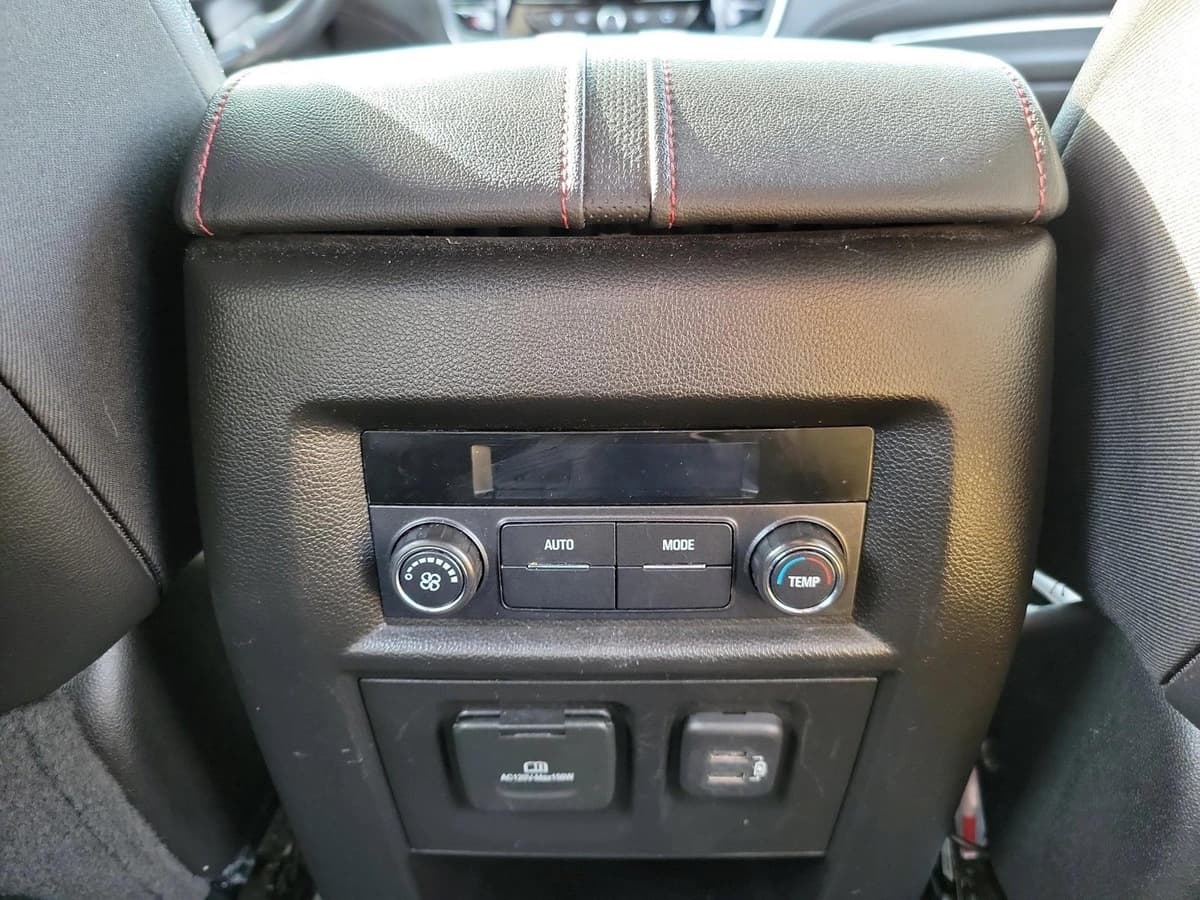 2022 Chevrolet Traverse - Image 17