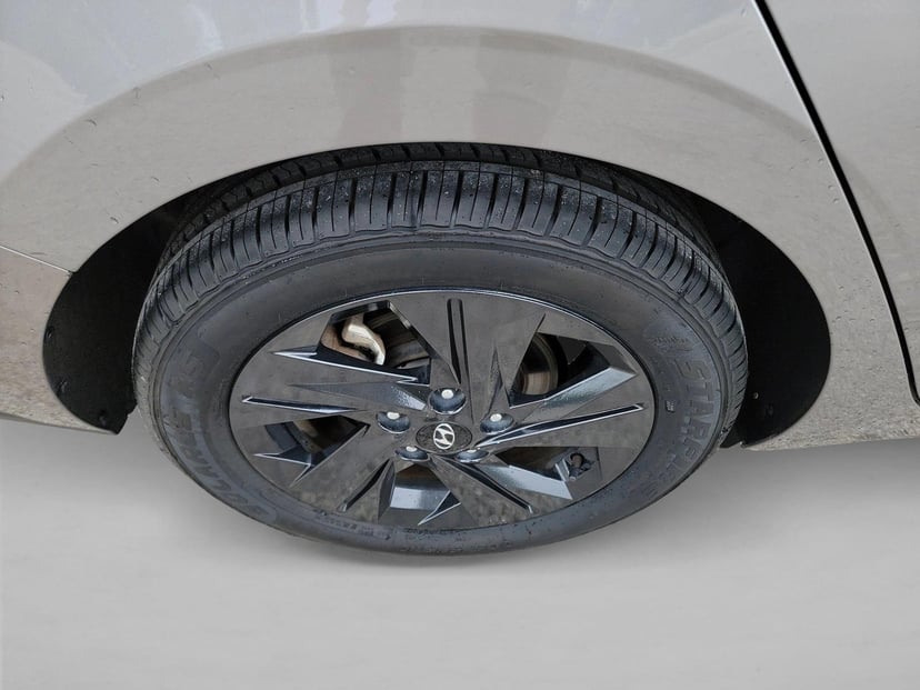2023 Hyundai Elantra - Image 11