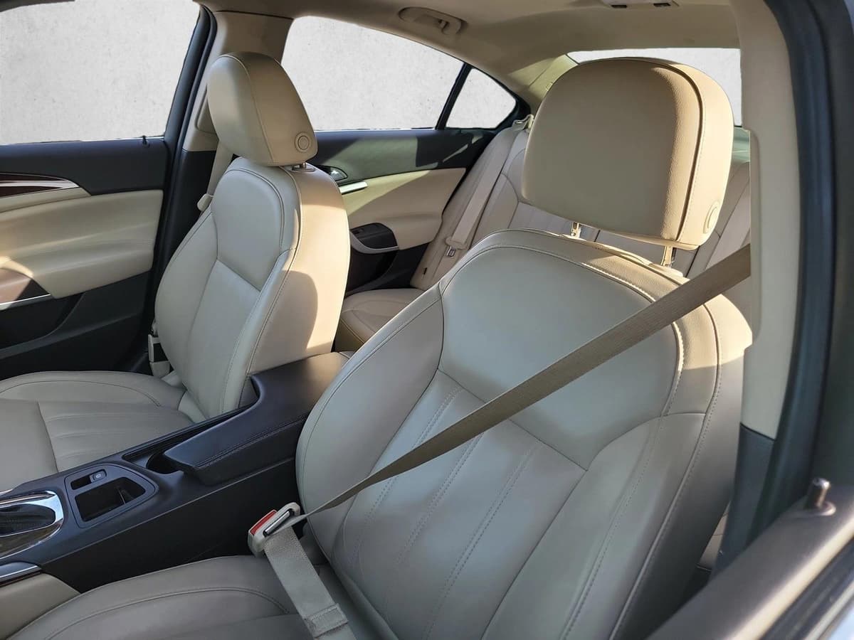 2016 Buick Regal - Image 13