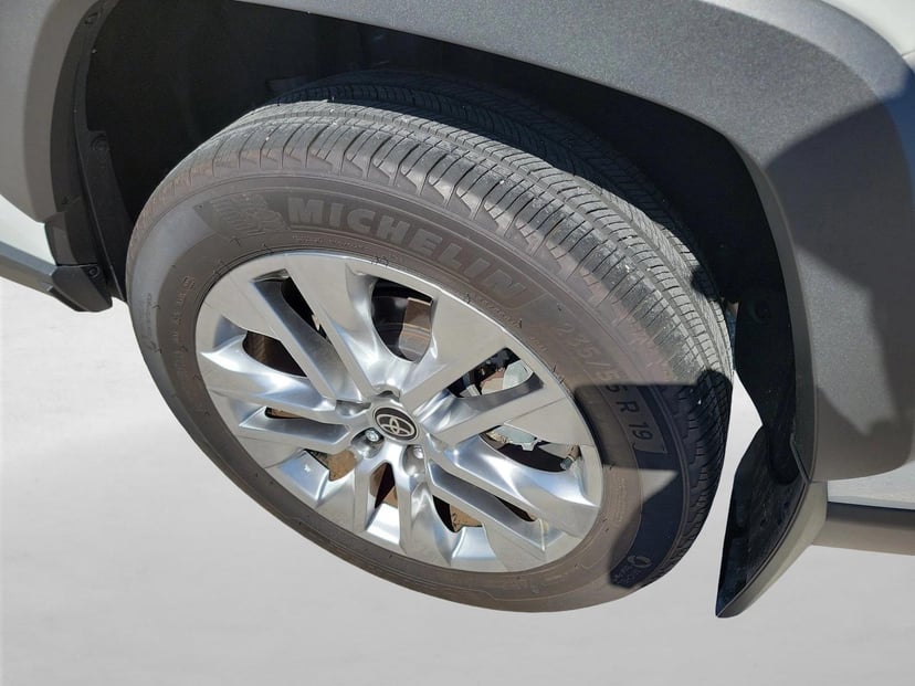 2025 Toyota RAV4 - Image 12