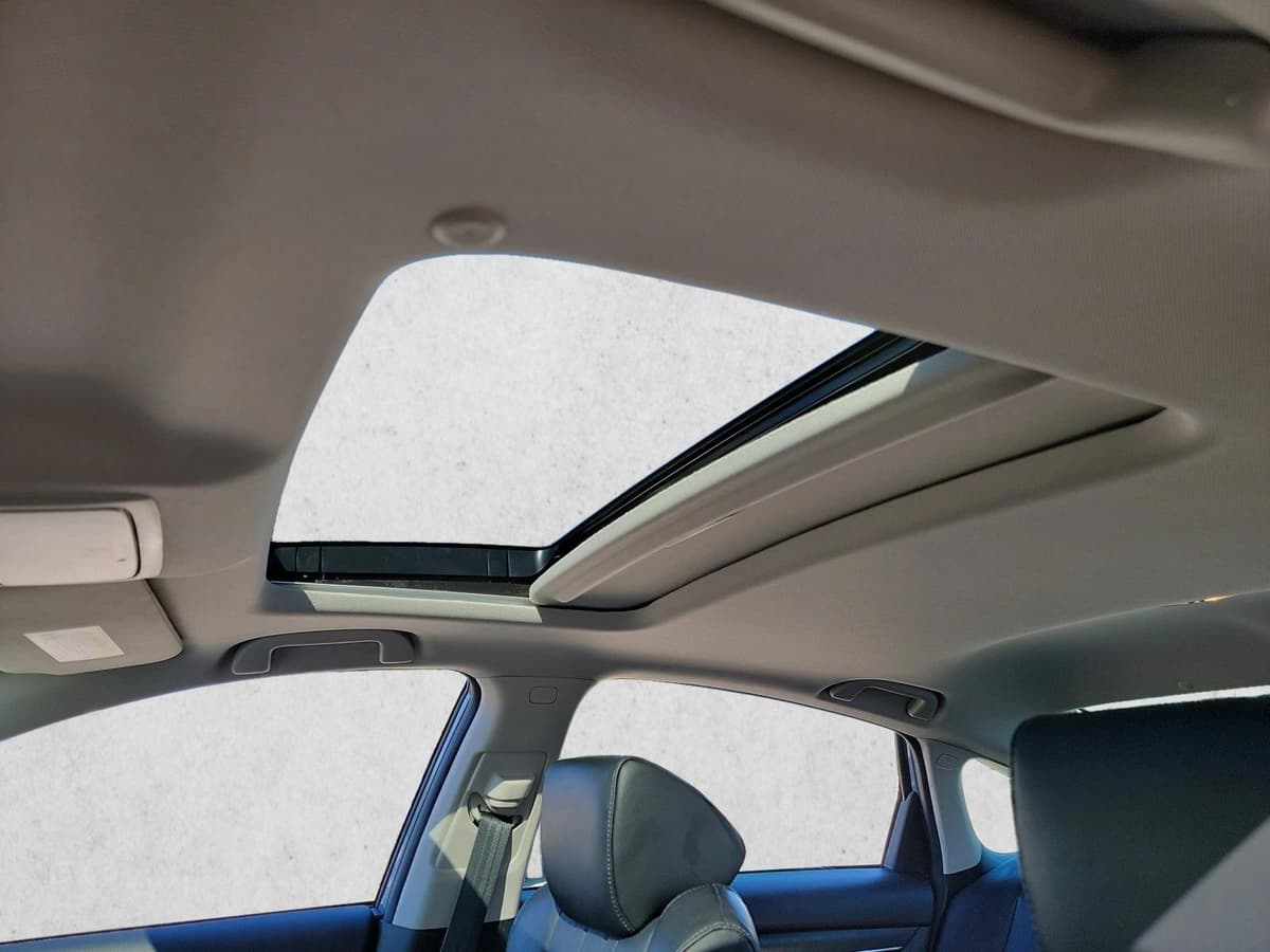 2022 Honda Accord Hybrid - Image 19