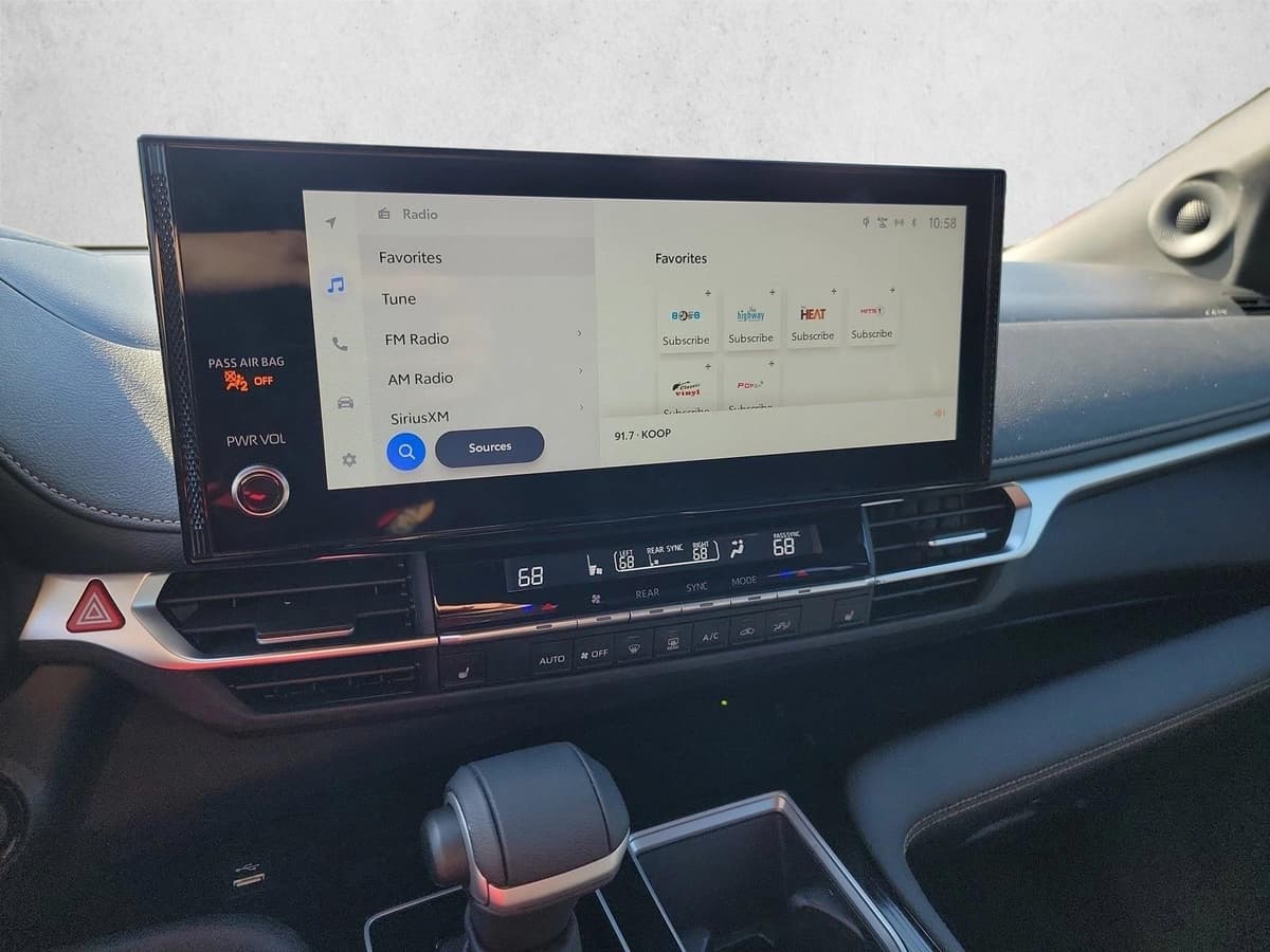 2025 Toyota Sienna - Image 21