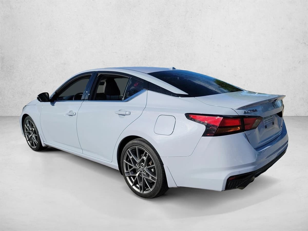 2023 Nissan Altima - Image 7