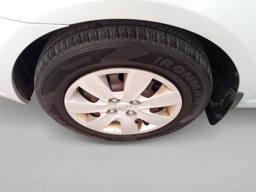 2010 Hyundai Accent - Image 9