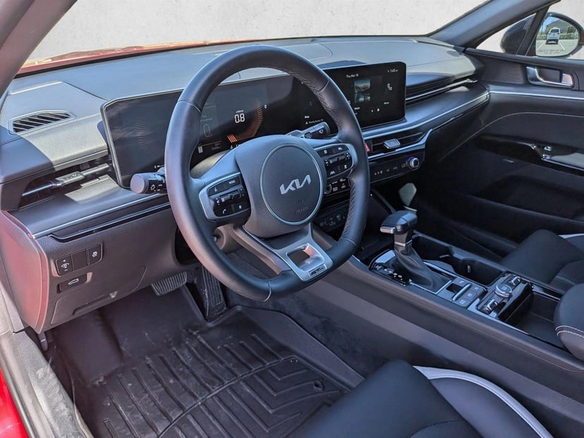 2025 Kia K5 - Image 10