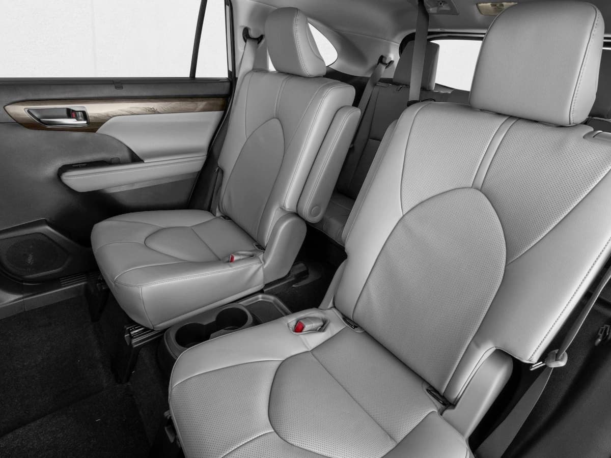 2026 Toyota Highlander Hybrid - Image 9