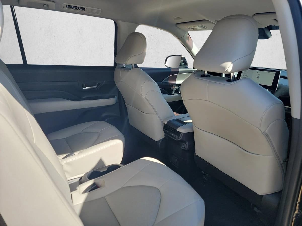 2024 Toyota Grand Highlander - Image 16