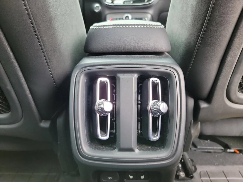 2022 Volvo XC40 - Image 17