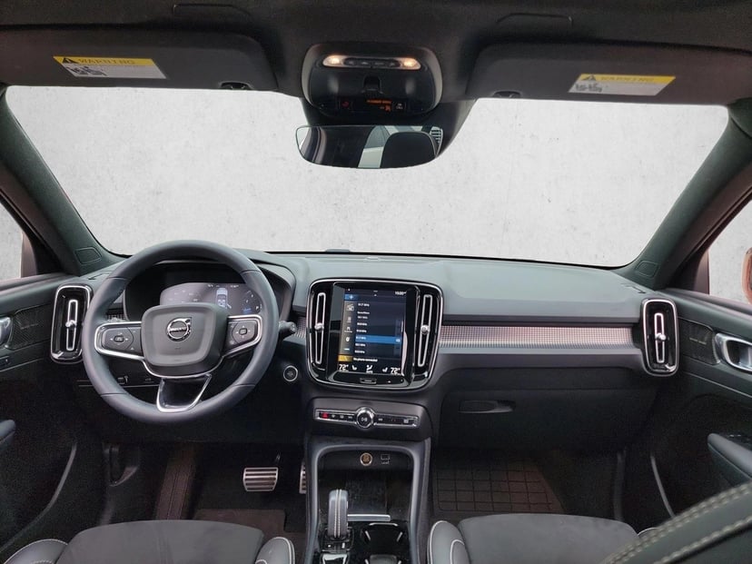 2022 Volvo XC40 - Image 18