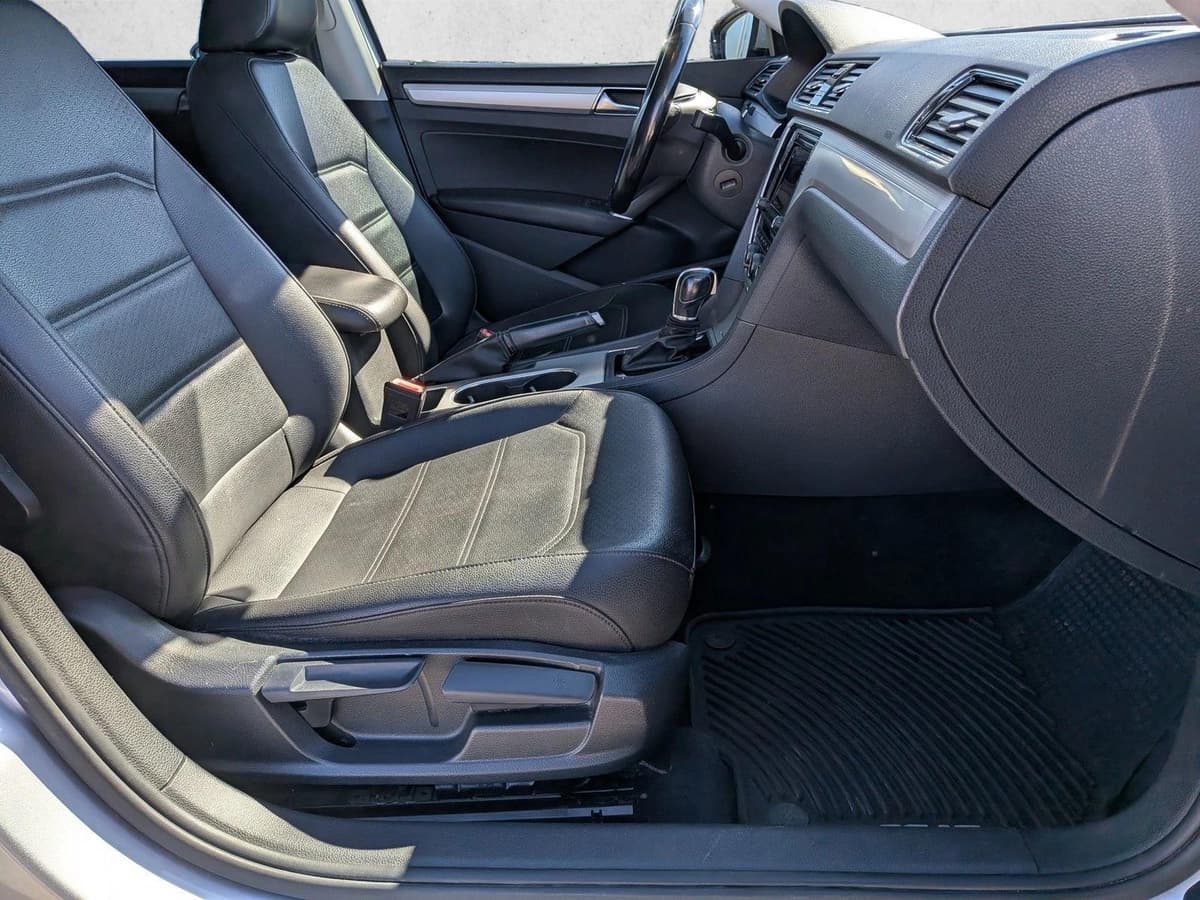 2019 Volkswagen Passat - Image 21