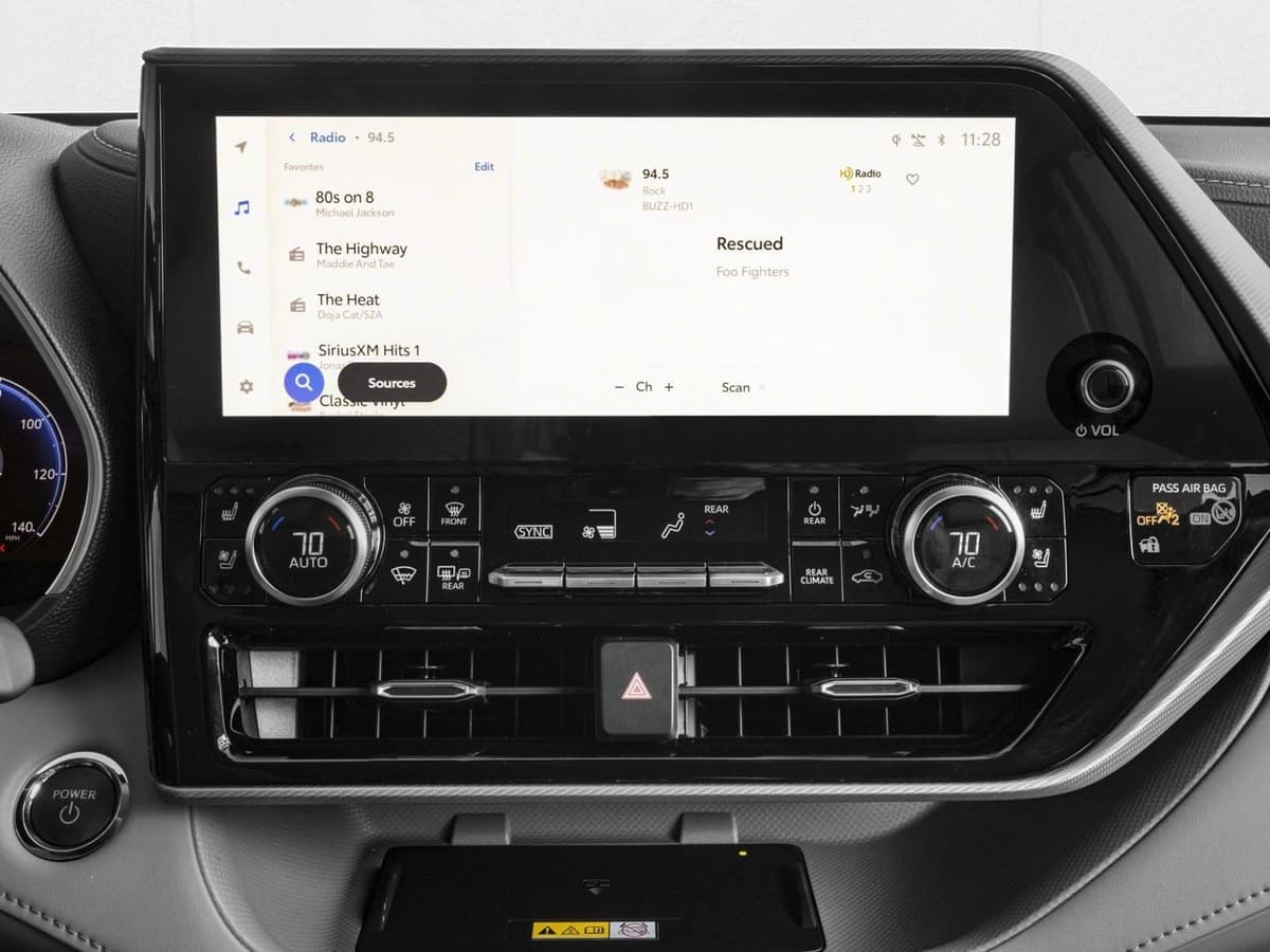 2026 Toyota Highlander Hybrid - Image 7