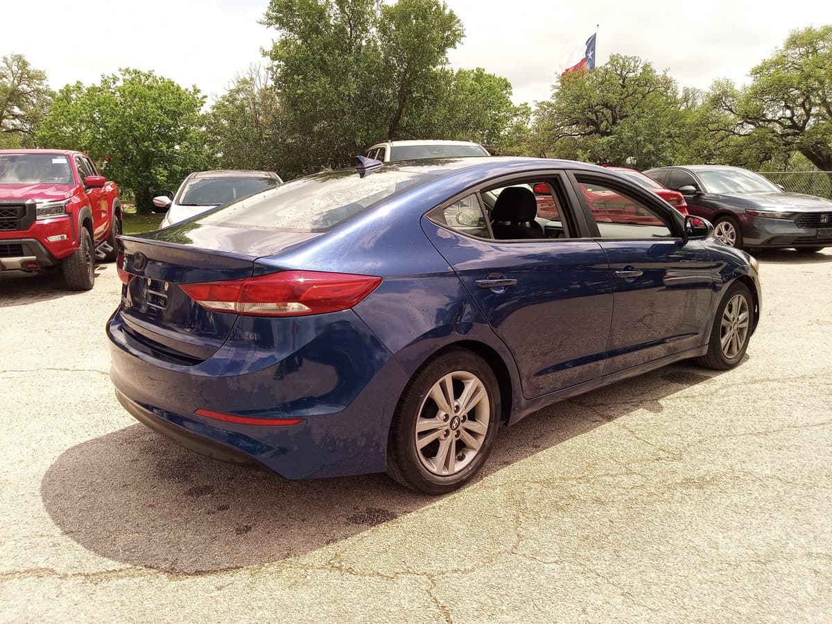 2017 Hyundai Elantra - Image 5