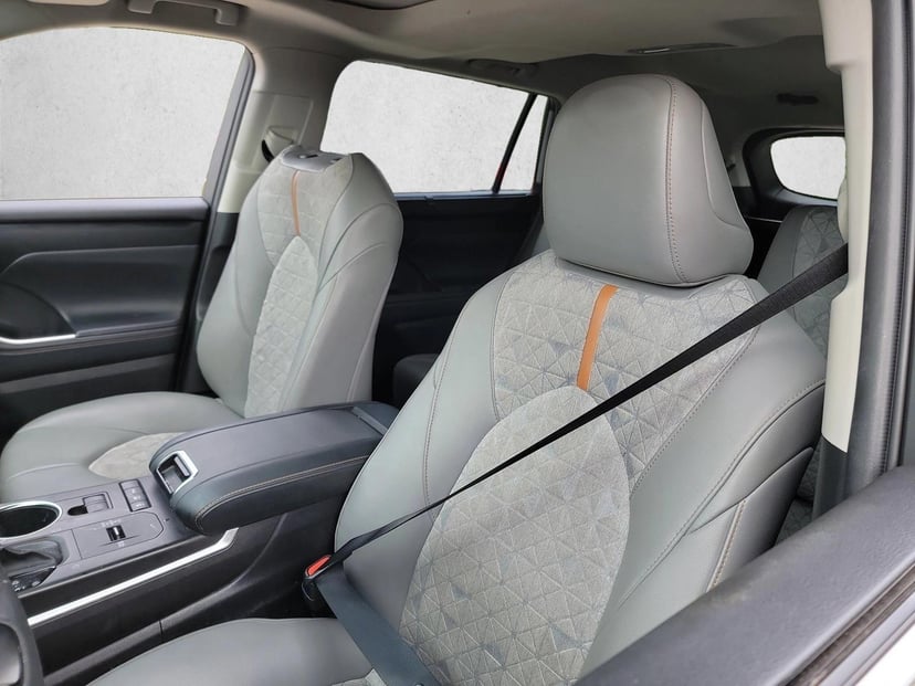 2022 Toyota Highlander Hybrid - Image 13
