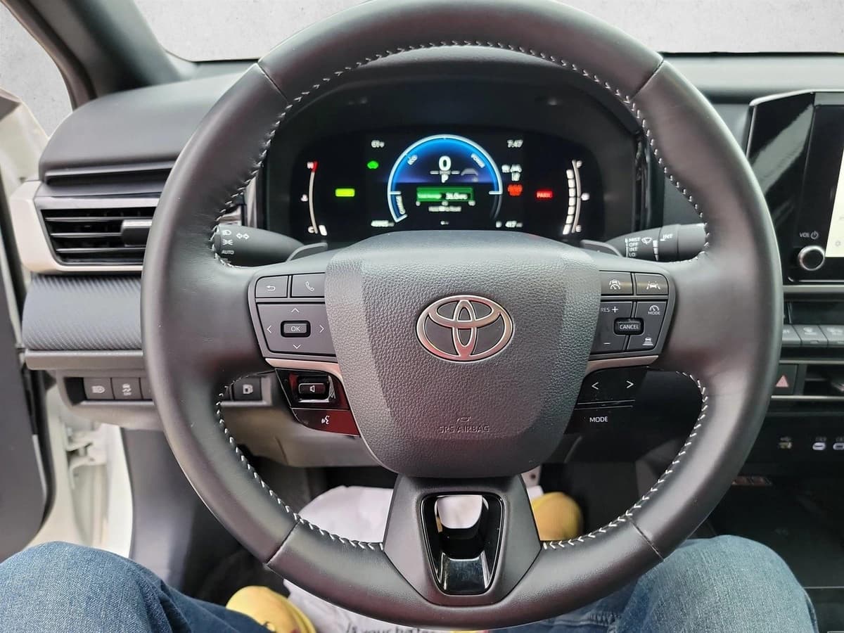 2025 Toyota Camry - Image 19