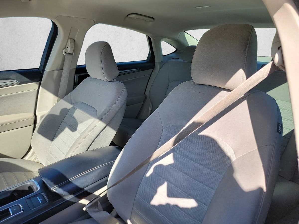 2020 Ford Fusion - Image 13