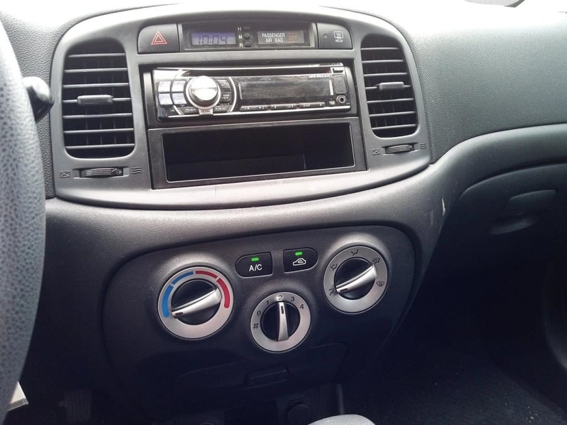 2010 Hyundai Accent - Image 18