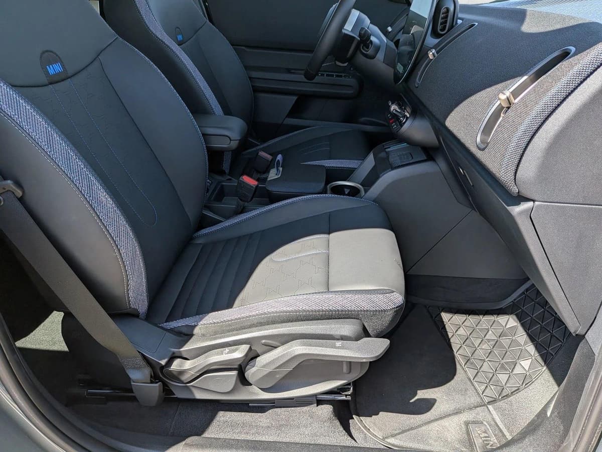 2025 MINI SE Countryman - Image 21