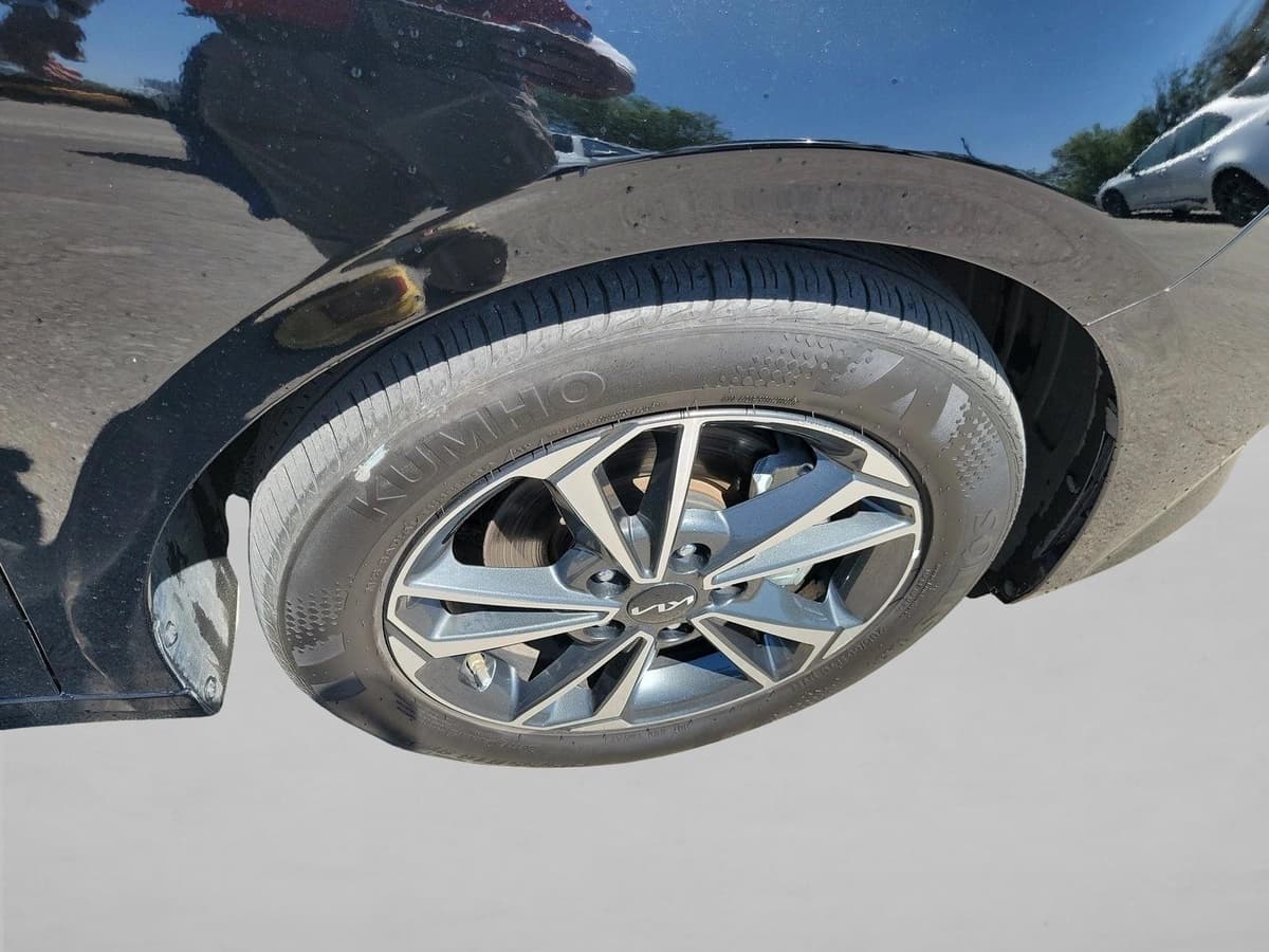 2024 Kia Forte - Image 10