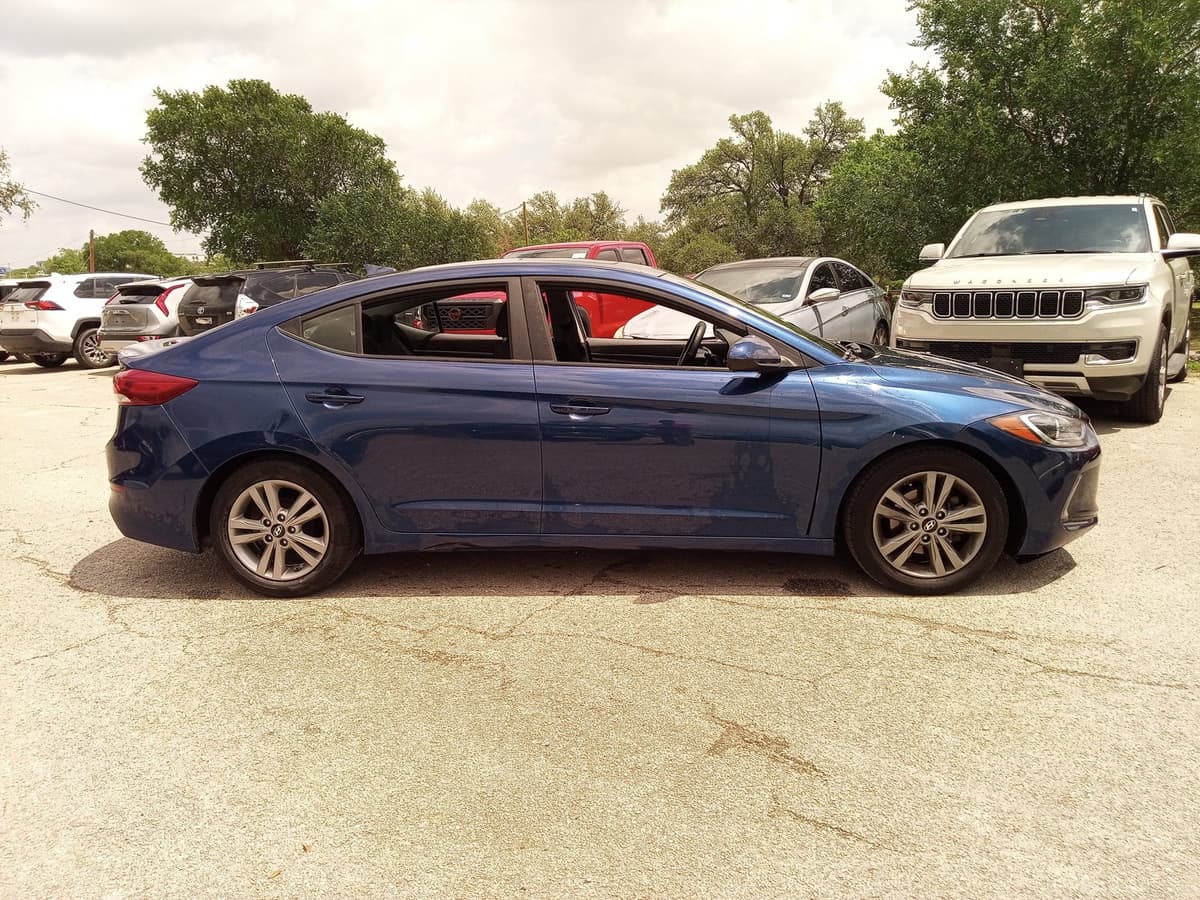 2017 Hyundai Elantra - Image 4