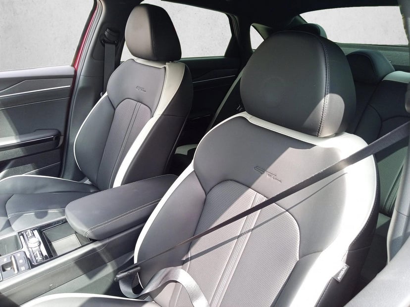 2025 Kia K5 - Image 13