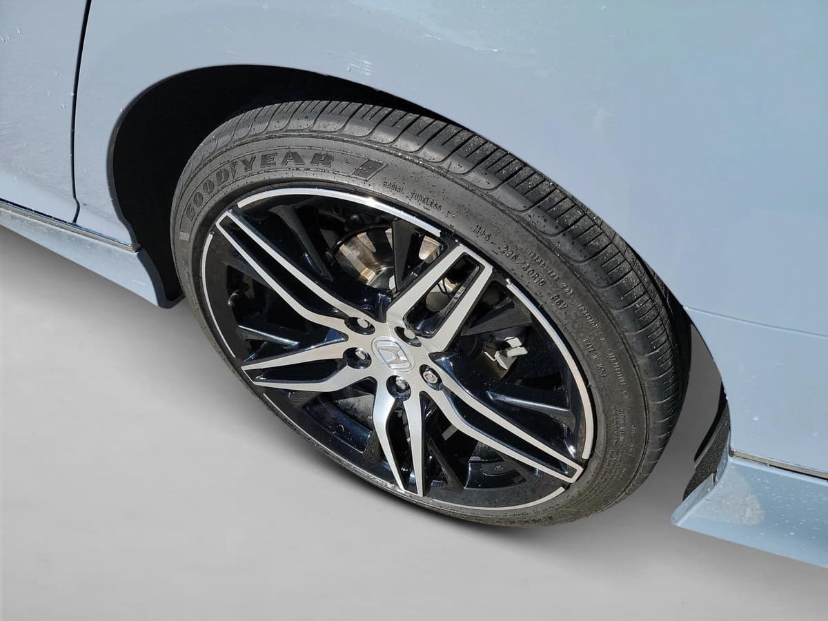 2022 Honda Accord Hybrid - Image 12