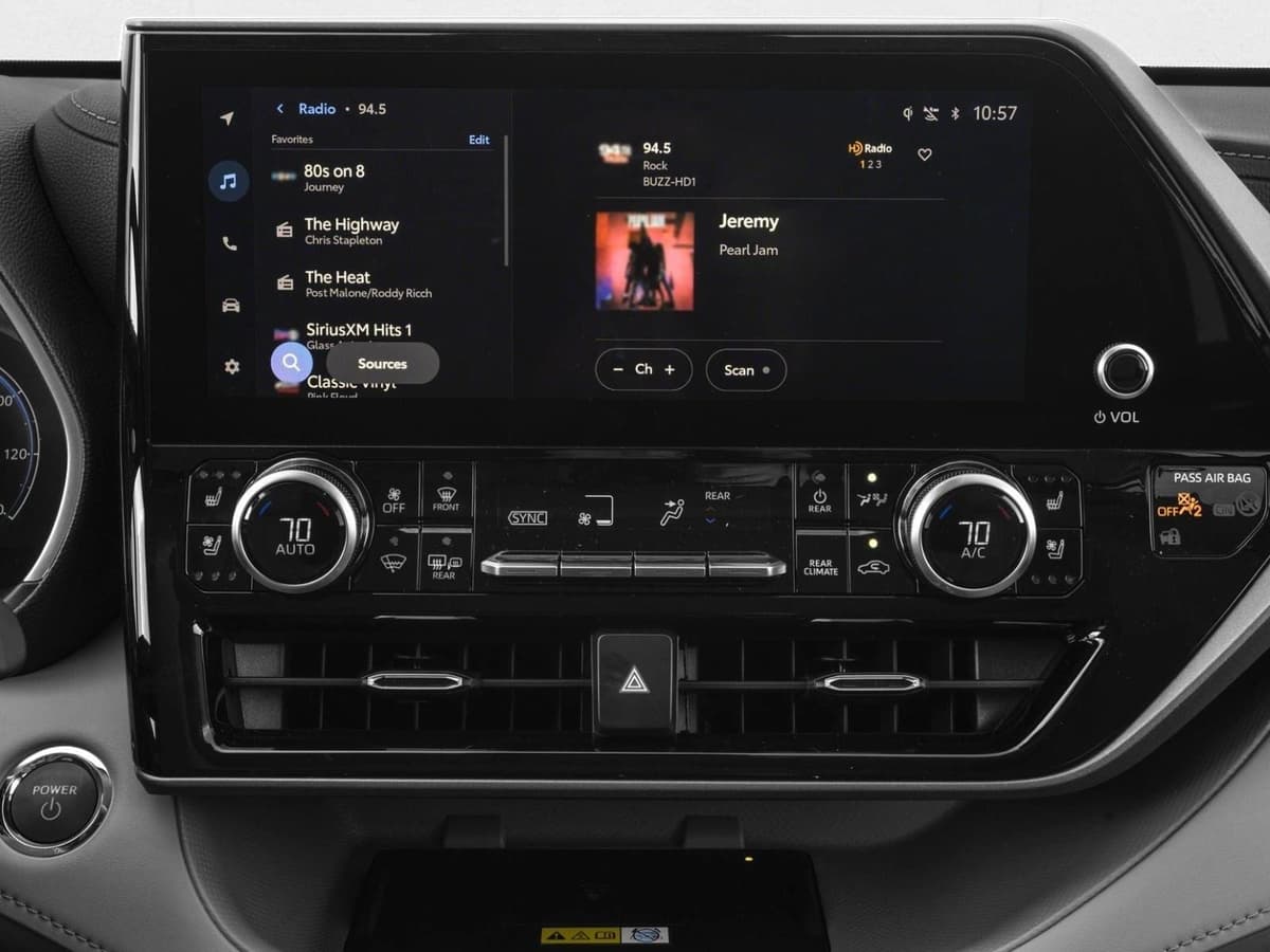 2026 Toyota Highlander Hybrid - Image 7