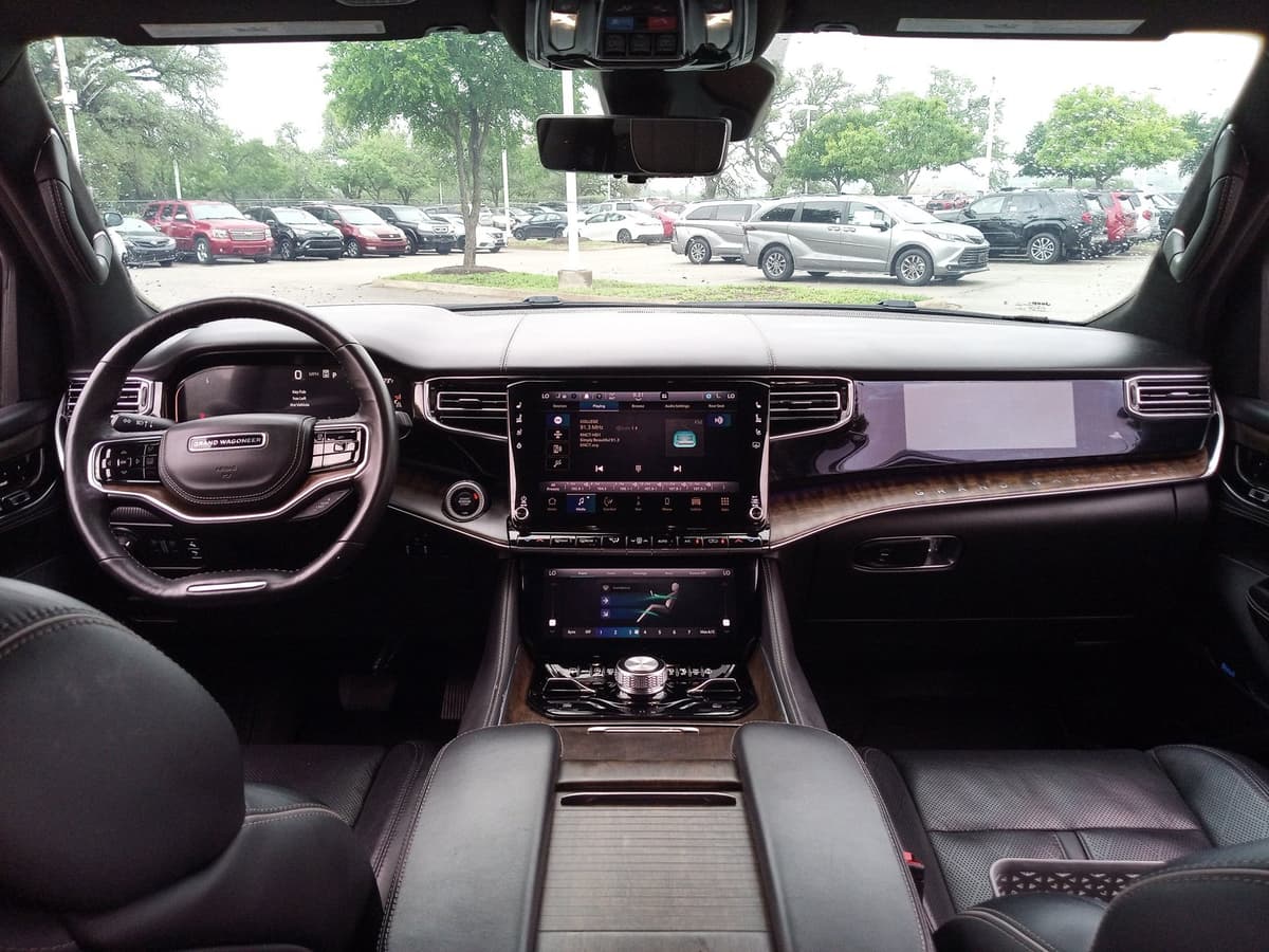 2023 Jeep Grand Wagoneer - Image 19