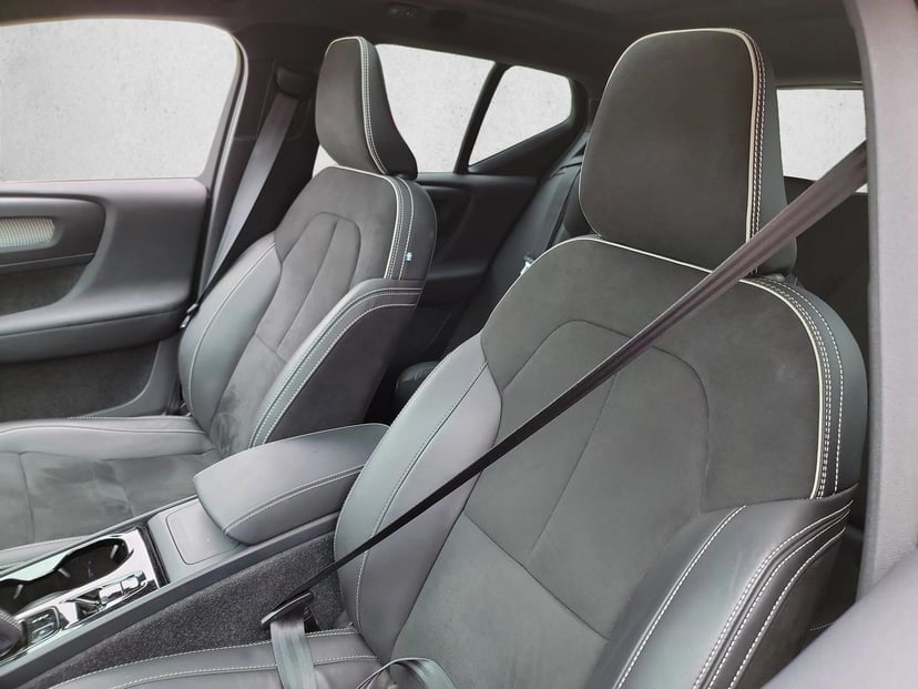2022 Volvo XC40 - Image 13