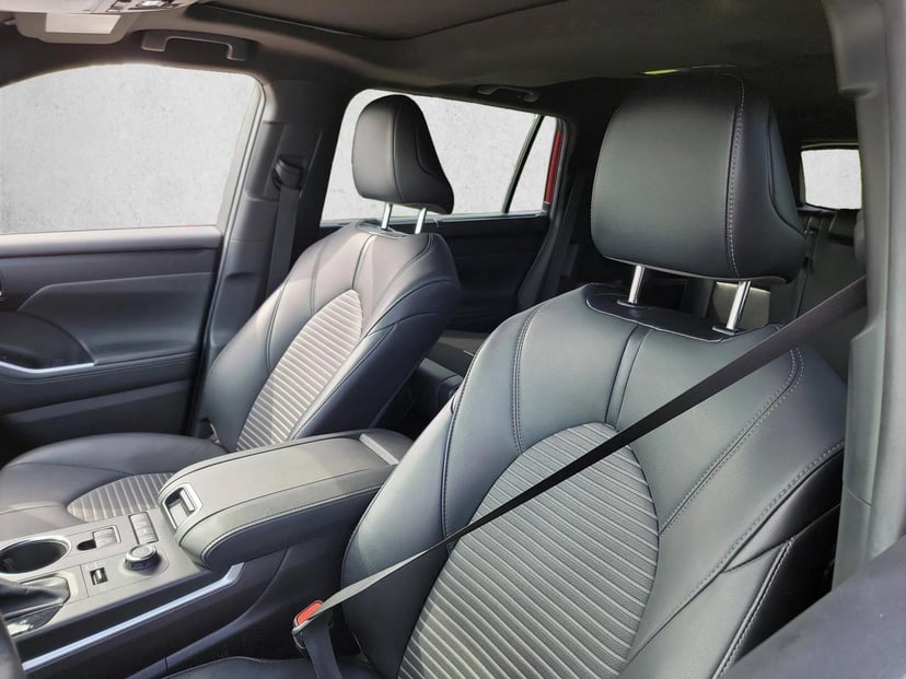 2021 Toyota Highlander - Image 13