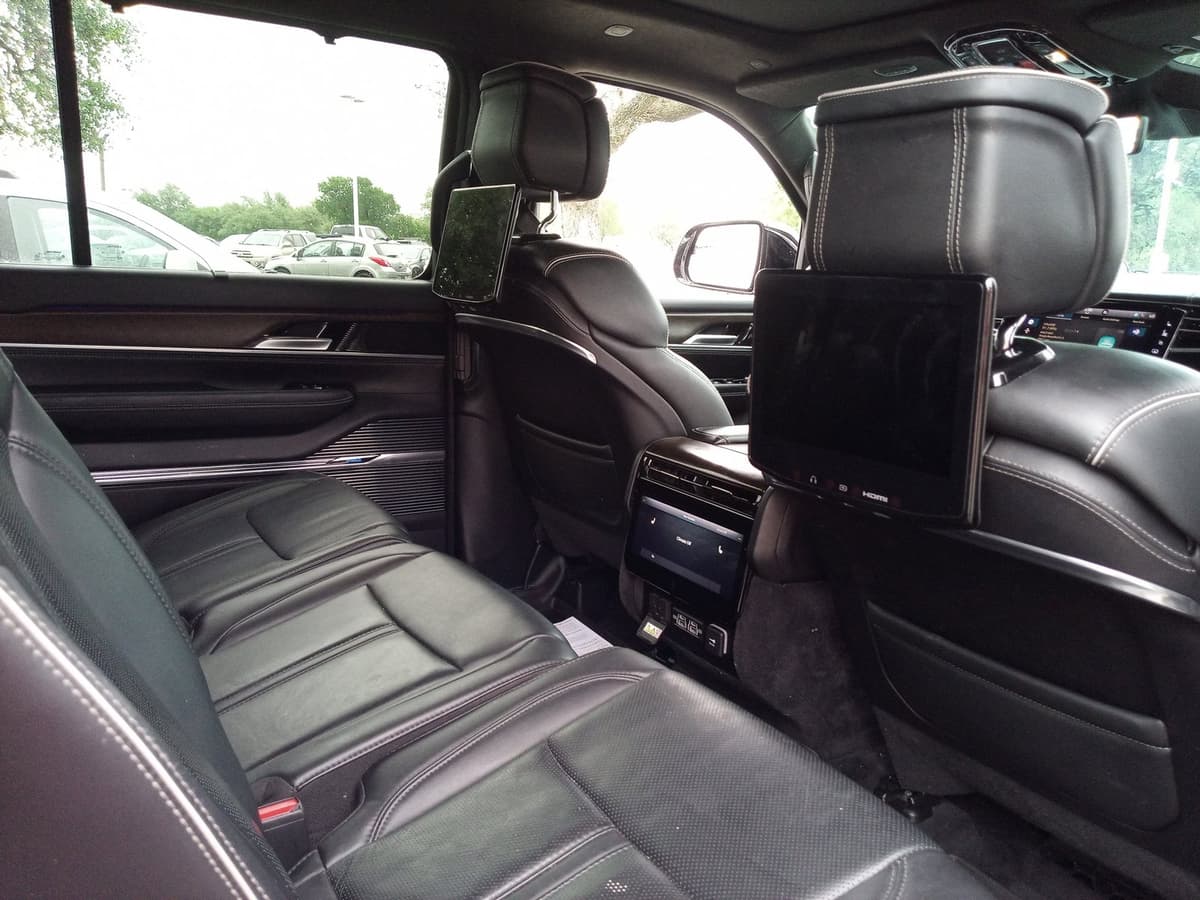 2023 Jeep Grand Wagoneer - Image 16