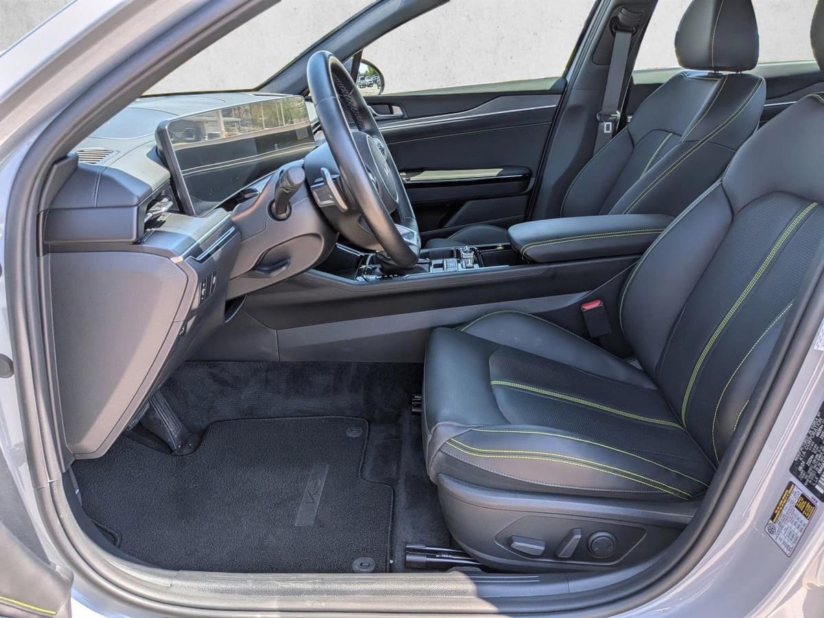 2025 Kia K5 - Image 16